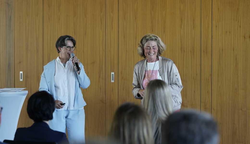 Sabina Saggioro, Geschäftsleiterin des Vereins St. Galler Rheintal, mit Rhinfluencerin Monika Hanesch, die von ihrer eigenen Jobsuche erzählte. 