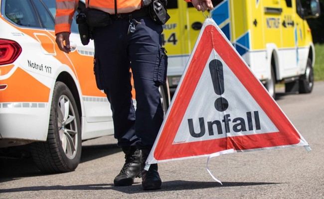 Quad prallt gegen Pfosten und kippt zur Seite – Fahrer verletzt