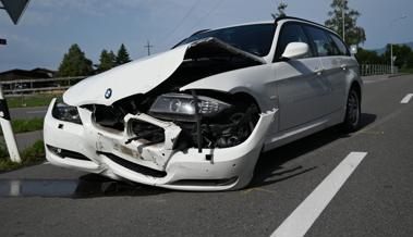 Junge Leute am Steuer sind in Unfall verwickelt beim Linksabbiegen