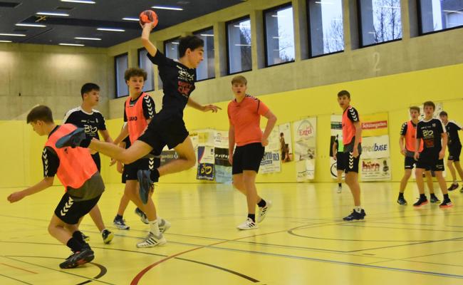 Spielerinnen und Spieler kommen nach