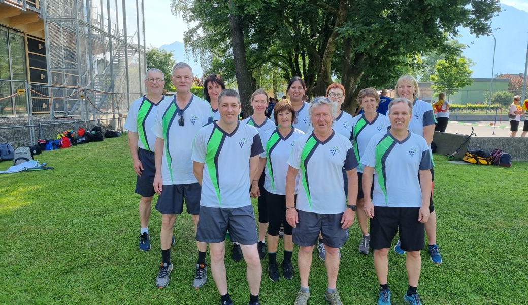 Die Frauen und Männer des TV Rebstein während einer Wettkampfpause am Sport-Fit-Tag in Buchs