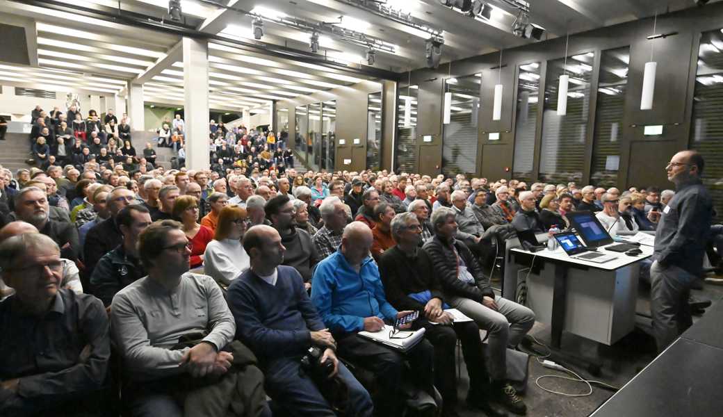 Das Interesse am Thema ist enorm: An der Veranstaltung in der Kantonsschule musste die Wand zum Foyer geöffnet werden, damit alle Platz fanden.Bild: Max Tinner