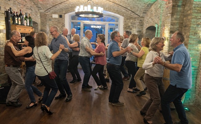 «Daddy Cool» tanzt im Hopp: DJ startet Disco-Reihe für über 60-Jährige im Rheintal