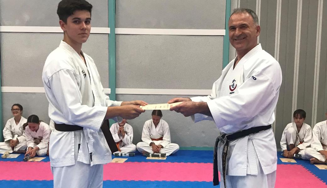 David Vujic (links) erhält von Dojo-Leiter Mislim Imeroski das Diplom zum 1. Kyu. David Vujic (links) erhält von Dojo-Leiter Mislim Imeroski das Diplom zum 1. Kyu.