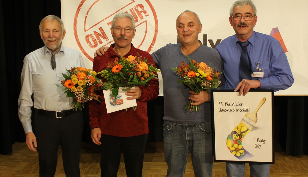 Sie sind die Sieger der 35. Rheintaler Jassmeisterschaft, von links: Erwin Meier, René Vetsch und Urs Frei  mit OK-Präsident René Müller.  