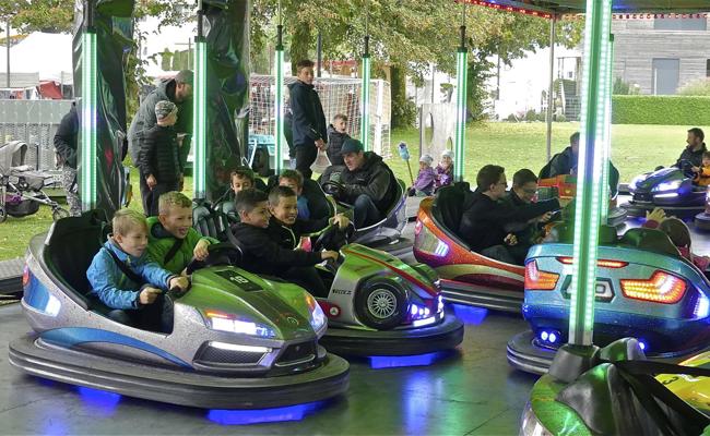 Schiffschaukeln und viele Besucher