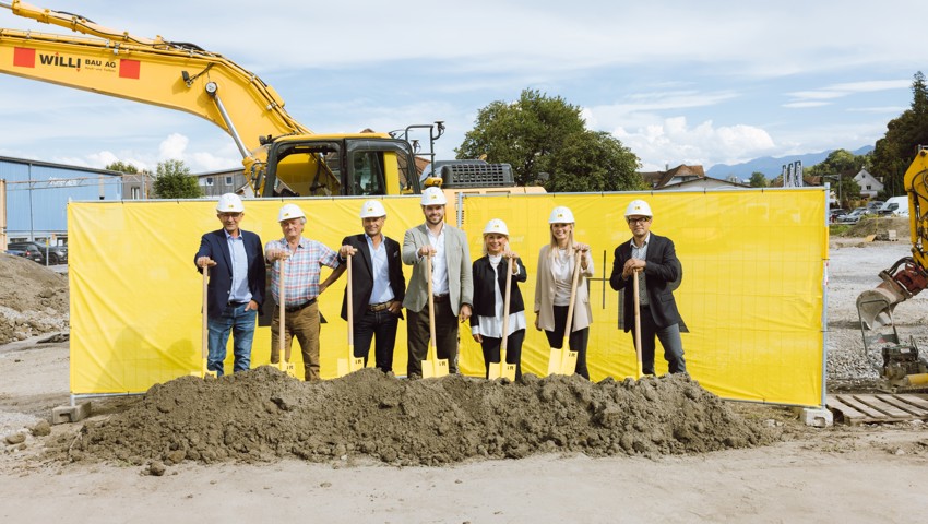 Baustart für die neue Firmenzentrale der TMW Logistics AG in St. Margrethen (v.l.n.r.): Reto Friedauer (Gemeindepräsident St. Margrethen), Gerold Gassner (Architekt), Michael Wunderli (Inhaber &amp; Direktor, TMW Logistics AG), Maurice Wunderli (Vizedirektor, TMW Logistics AG), Sabine Wunderli (Vizedirektorin, TMW Logistics AG), Anika Bischoff (i+R Projekt- und Bauleitung) und Andreas Jäger (i+R Geschäftsbereichsleitung Industriebau)