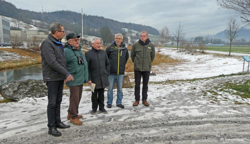 Sie haben Bilanz gezogen und die neue Broschüre vorgestellt (von links): Urs Müller, Geschäftsführer RBK, Reto Zingg, Biologe VUF und Initiant des Fischmonitorings, Roland Wälter, Präsident RBK, Roland Riederer, Fischexperte, und Michael Kugler, Anjf St. Gallen. 