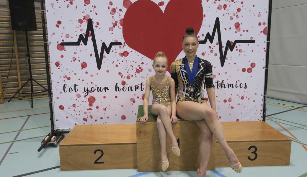 Amy Hauser und Lea Schefer (von links) vertraten das Rheintal am Samstag am Anlass von RG Ticino in Biasca.