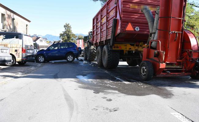 Auto blieb an Traktor hängen