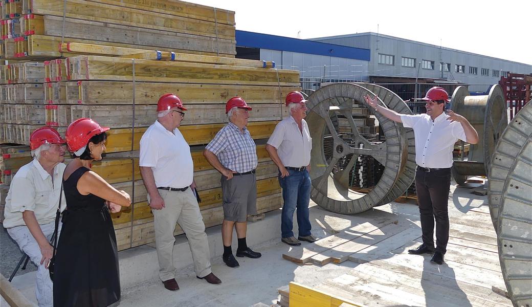 Museumsmanager Wolfgang Bernecker (re.) erläuterte anlässlich einer Baustellenführung Gebäude und Konzept des Fliegermuseums/Fahrzeugmuseums.
