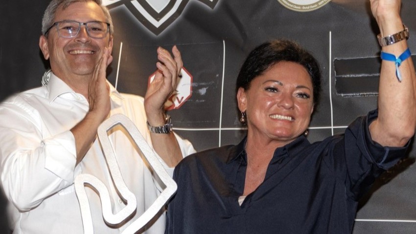 Michael Lipburger und Doris Merz bei der Siegerehrung in der Tirol Therme Längenfeld.