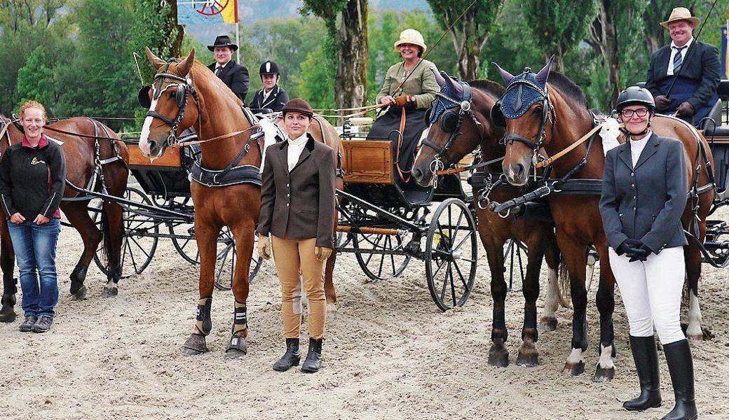 Mario Lüchinger, Gabi Segmüller und Andreas Heule (auf den Wagen, von links) vom Gespann-Fahrverein Rheintal gewannen in Maienfeld die Goldmedaille.