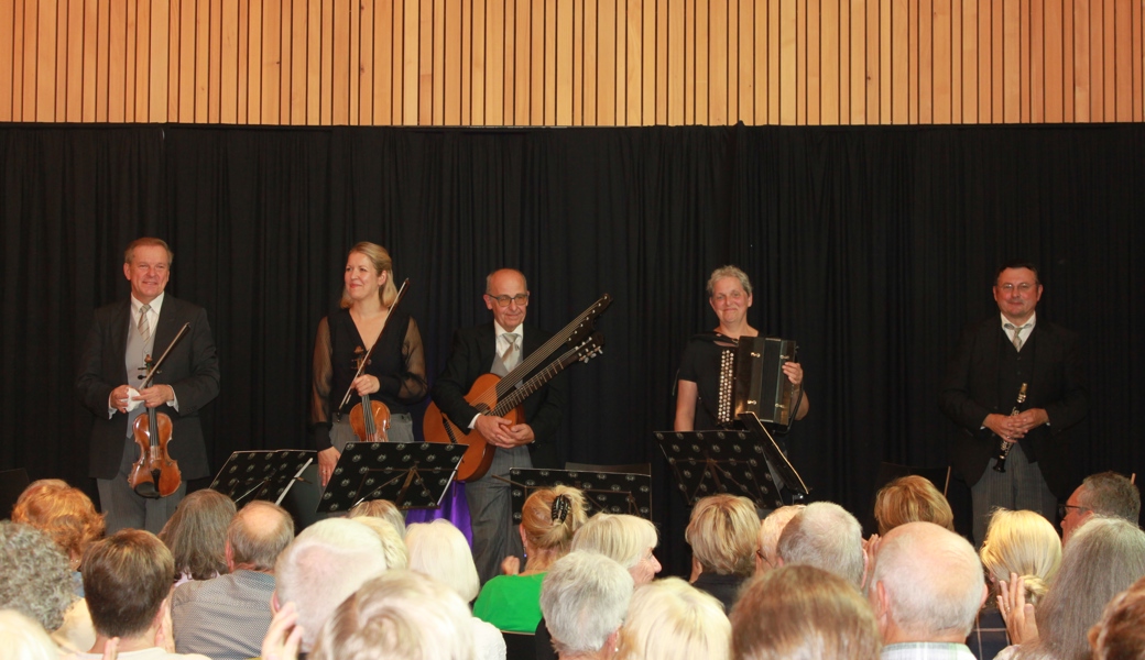 Von Links: Helmut Lackinger und Alexandra Winkler (Violine), Kurt Franz Schmid (Klarinette), Ingrid Eder (Knöpferlharmonika) und Heinz Hromada (Kontragitarre).