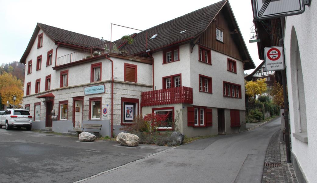 Das ersteigerte Wohn- und Geschäftshaus befindet sich direkt neben dem Rathaus.