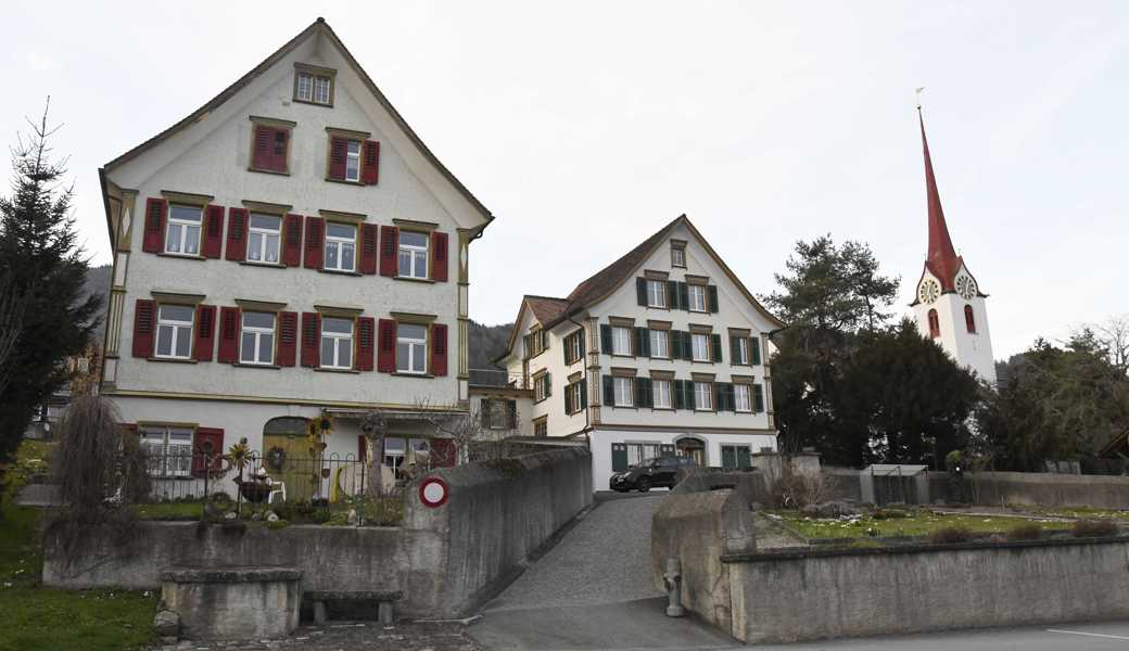 Ein Ensemble historischer Gebäude in Rebstein: Am Haus Sonnenhalde (links) und an der evangelischen Kirche (rechts) sollen in diesem Jahr aussen Mängel behoben werden. Die Fassade des evangelischen Pfarrhauses (Bildmitte) wurde im Jahr 2017 saniert.