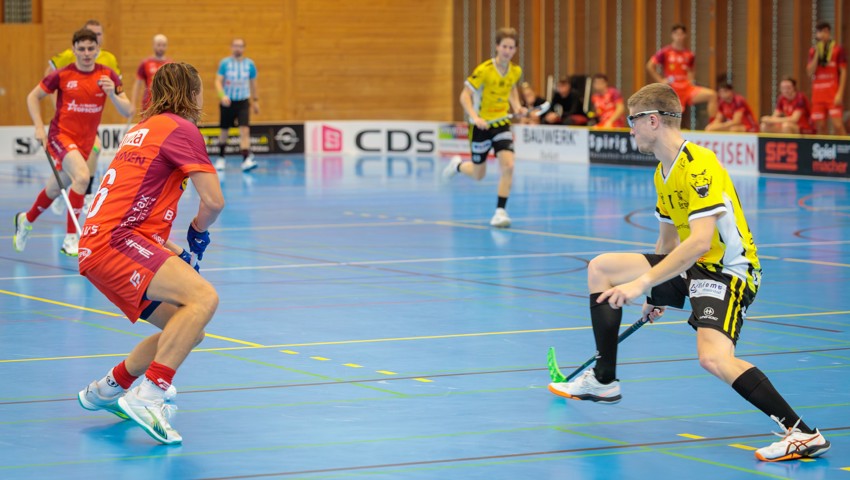 Jens Aerni verteidigt gegen den finnischen Weltstar Rasmus Kainulainen. Jens Aerni verteidigt gegen den finnischen Weltstar Rasmus Kainulainen.