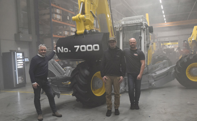 Die Maschine kam aus dem Nebel: 7000. Menzi-Muck-Schreitbagger ging nach Norwegen