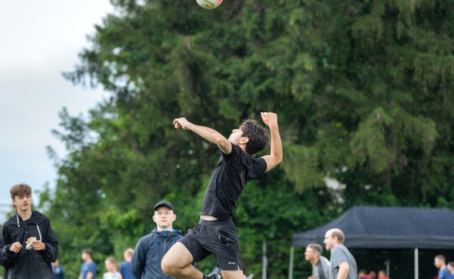 Plausch trotz Regenwetter am Montlinger Faustballturnier