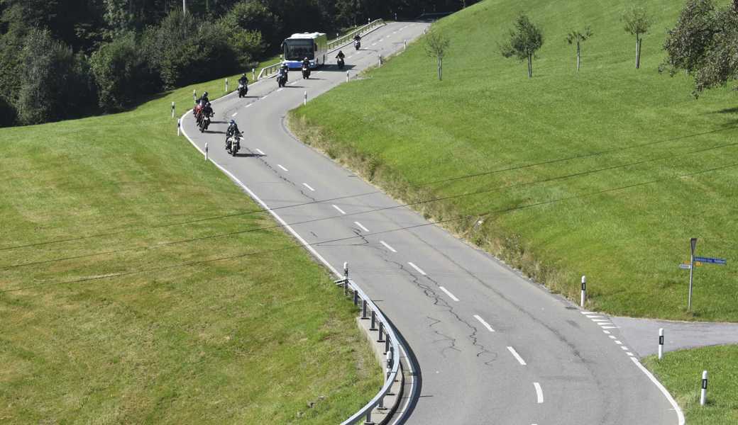 Ursprünglich wurde der Saumpfad über den Stoss von den Vasallen des Abtes genutzt, um Abgaben der Untertanen einzutreiben. Inzwischen prägen Berufs- und Freizeitverkehr die bei vor allem bei Motorradfahrern beliebte Stossstrasse. 