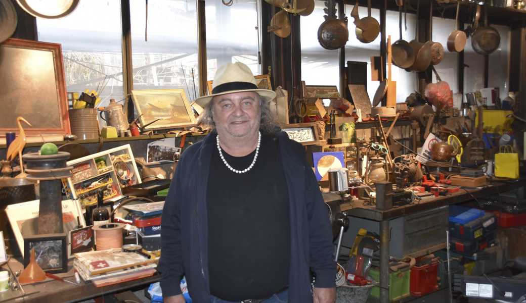 Der Widnauer Künstler Kuspi alias Kurt Spirig in seinem Atelier: Er wirkt nur vorübergehend als Messeleiter. 