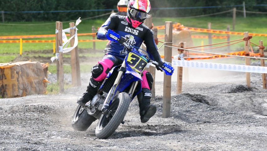 Auf dem unbefestigten Pistenteil gab es Motorradsport vom Feinsten.