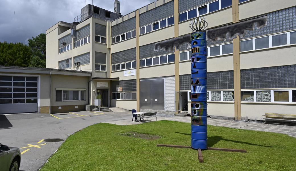 Kuspis «Totemisierte Erde» steht jetzt vor der Galerie dOséra in Diepoldsau.