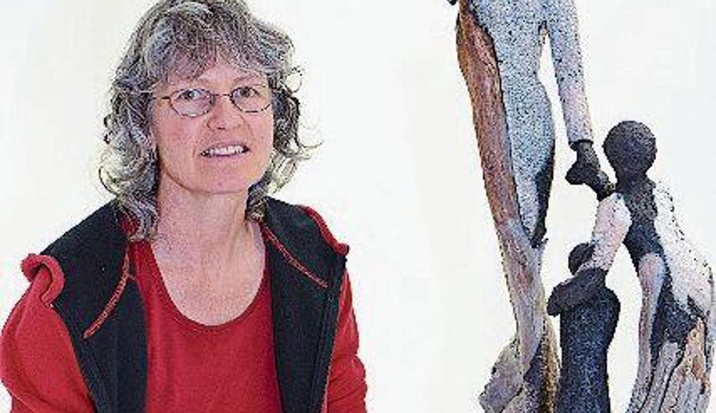 Ursi Vincenz-Ledergerber aus Andiast zeigt im Stellwerk ihre speziellen Plastiken.