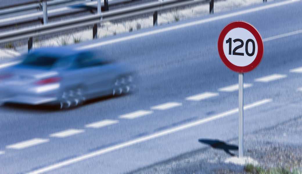 Hält sich der Autor an das Tempolimit auf der Autobahn, hat er den Eindruck, dass der Tempomat seines Fahrzeuges defekt ist.  