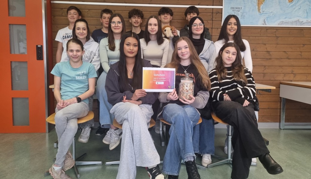 Die Schülerinnen und Schüler der 2. Realklasse R2a der Oberstufe Diepoldsau-Schmitter freuen sich über den Gewinn des BAeR-Preises.