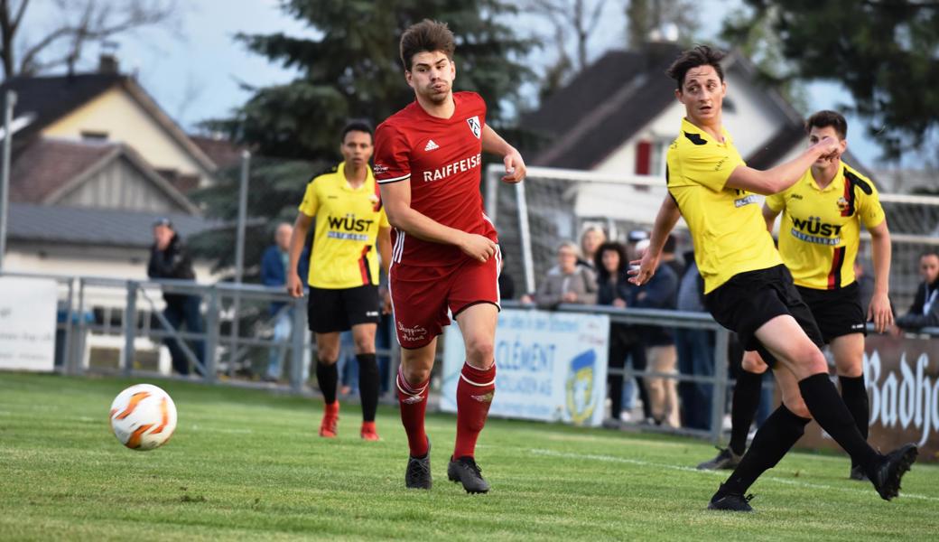 Julian Bösch (rechts), hier gegen Simon Hofstetter vom FC Winkeln, und seine Kollegen vom FC Altstätten gewannen im Cup-Halbfinal dank einer kämpferisch tadellosen Vorstellung. 