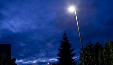 Auto rammt Strassenlampe