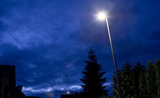 Auto rammt Strassenlampe