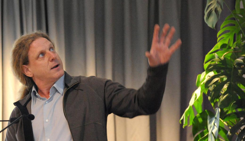 Ingenieur Bernhard Valenti erläutert die Ergebnisse der Versuche von letztem Jahr.