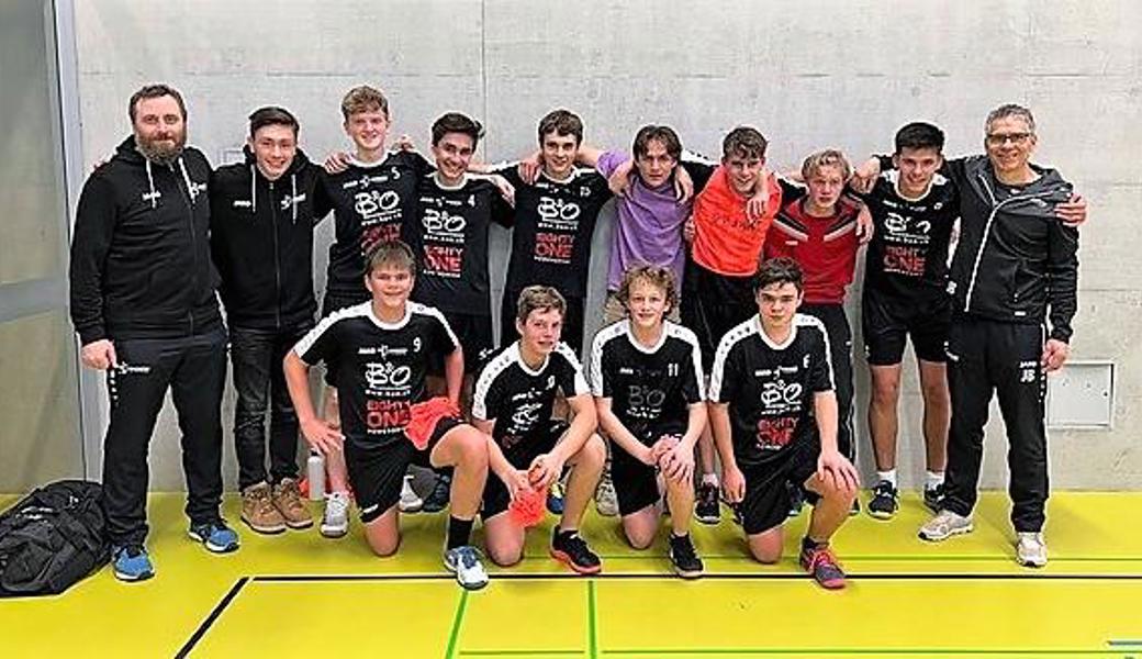 Die Rheintaler Junioren U17 mit den Trainern Jürg Bäuerle (rechts) und Marcel Seitz (links) steigen in die höchste Juniorenliga der Ostschweiz auf.