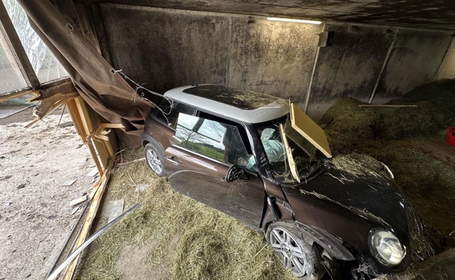 70 Meter über Wiesenbord und Tor eines Kuhstalls durchbrochen