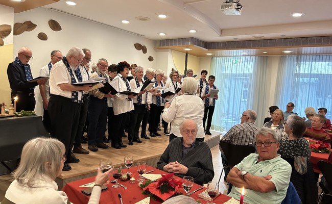 Seniorinnen und Senioren auf Weihnachten eingestimmt