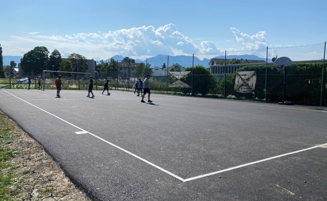 Spiel und Freude auf dem neuen Hartplatz der HPS