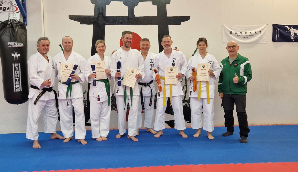 Sensei Mislim Imeroski (4. von rechts) sowie Thomas Hitz und Carolin Hitz (3. und 2. von rechts)