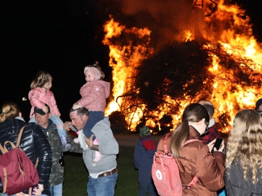 Die Schneefrau loderte und knallte auf dem Rheinvorland