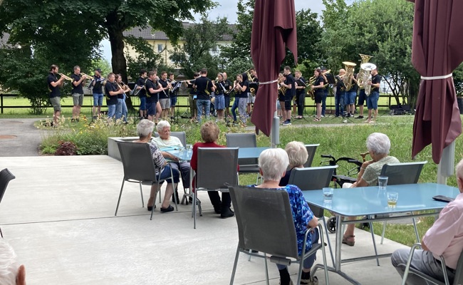 Mit Musik und Gesang auf den Sommer eingestimmt