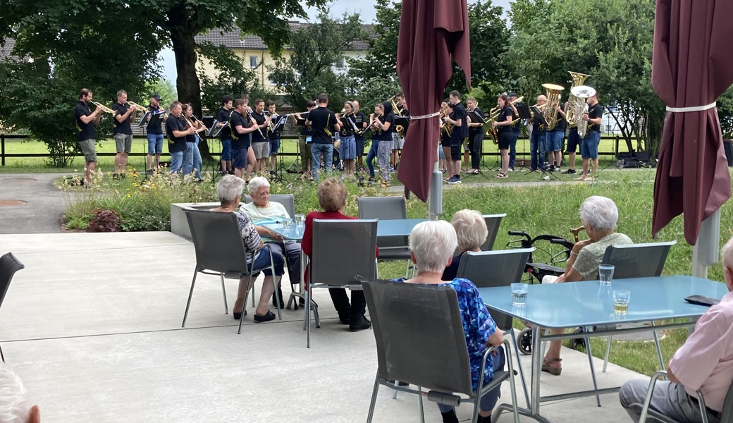 Die jungen Musikantinnen und Musikanten brachten sommerliche Unterhaltung den Heimalltag