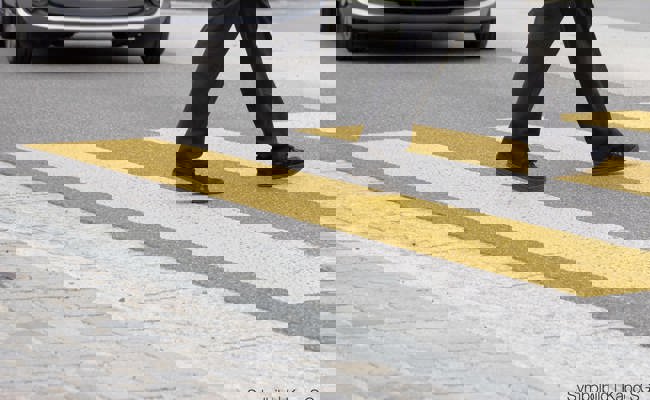 Fussgänger auf Zebrastreifen von einem Lieferwagen angefahren