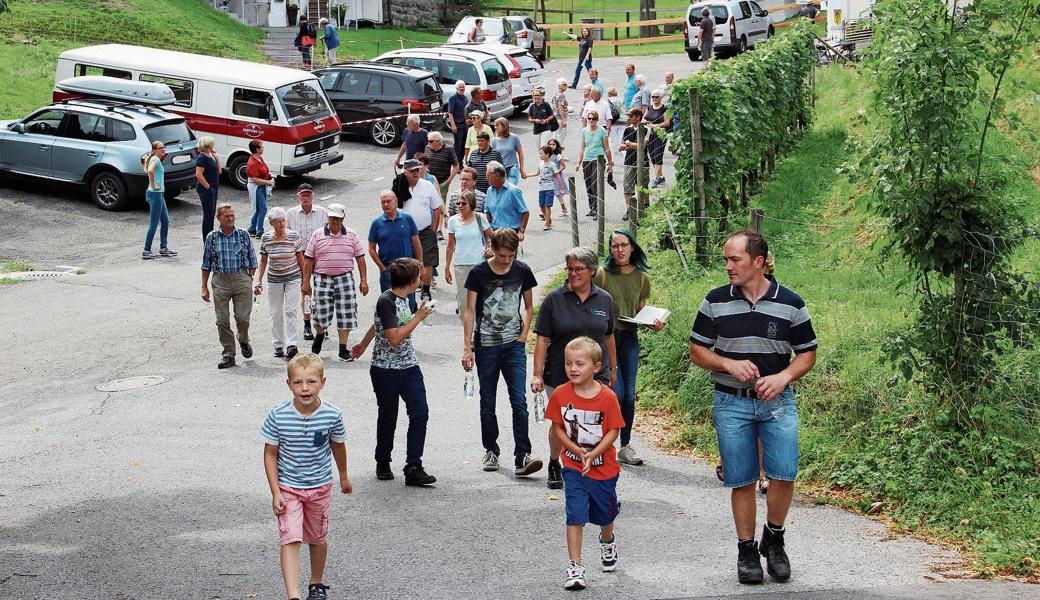 Eine von drei Gruppen, unterwegs zu einem der Posten, an denen Interessantes zu erfahren war.