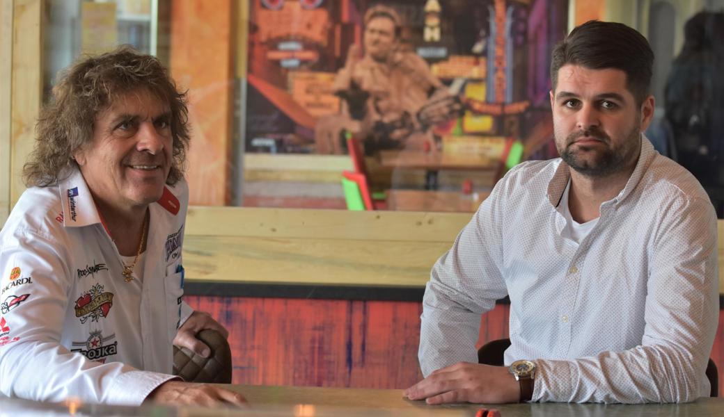 Albert und Ronny Hengartner (von links) schliessen die «Piazza» zwei Wochen nach Wiedereröffnung schon wieder. 