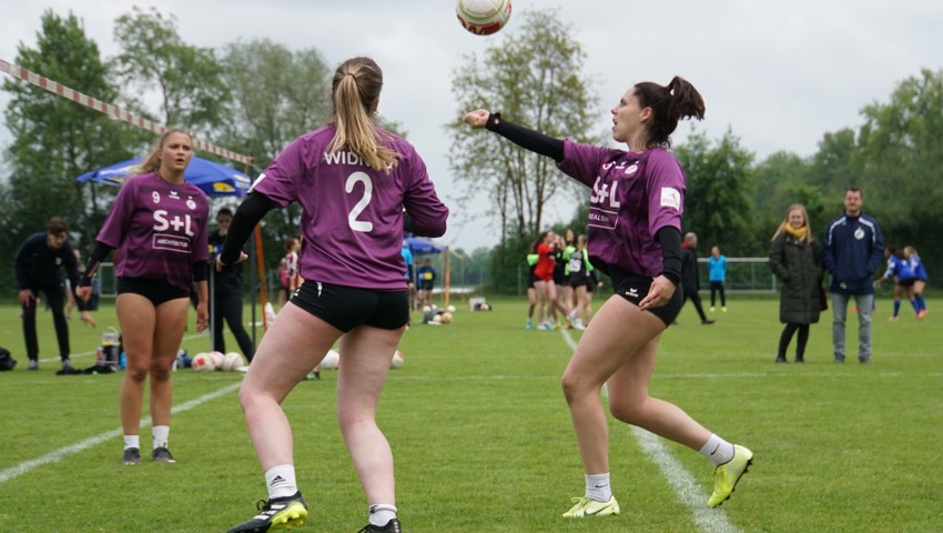 Die Widnauerin Luana Liechti beim Zuspiel für ihre Teamkollegin Lili Strauch. Widnau spielt am Sonntag zu Hause. Die Widnauerin Luana Liechti beim Zuspiel für ihre Teamkollegin Lili Strauch. Widnau spielt am Sonntag zu Hause.