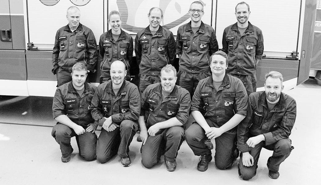Das abtretende Kommando Urs Sonderegger, Nicole Casterra und das neue Kommando Stefan Kläui, Ivo Ritter (stehend von links) mit den beförderten Kameraden: Pascal Sieber (kniend von links) Sandro Keel, Martin Graf, Roger Keel, Silvan Mattle, Philip Greiserd. Bild: pd