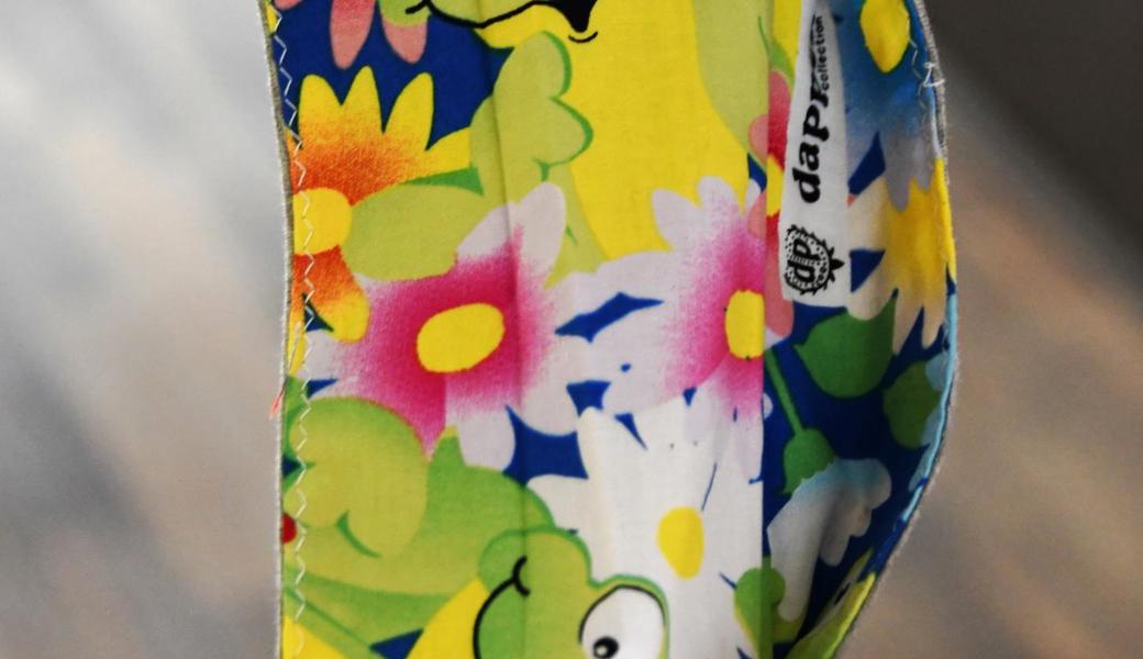 Mit solch einem Stoff bezeugt der Träger dieser Schutzmaske Humor. Mit solch einem Stoff bezeugt der Träger dieser Schutzmaske Humor.