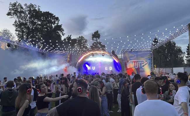 «Muted Day Dance» im Strandbad: Kopfhörer statt Bikini oder Badehose