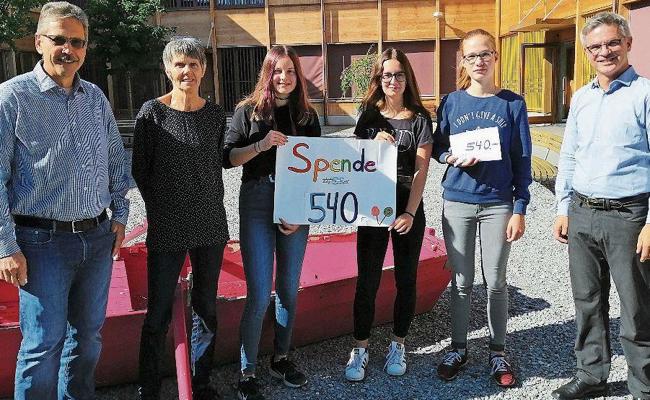 Schülerinnen spenden an Verein Rhyboot